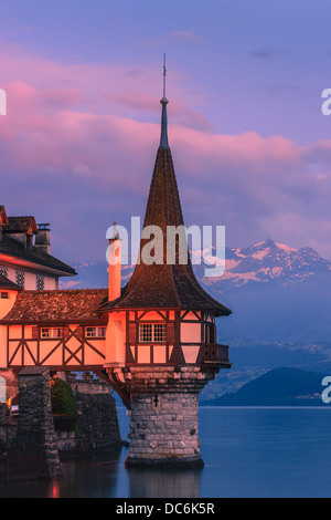 Il castello di Oberhofen guardando fuori sopra il lago di Thun, Svizzera. Foto Stock