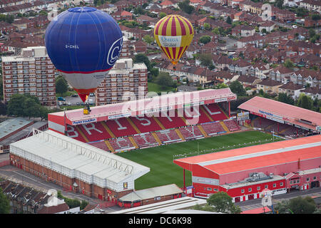 Bristol, Regno Unito. Il 10 agosto 2013. Decine di mongolfiere conquista il cielo sopra Bristol durante una salita di massa al trentacinquesimo Bristol International Balloon Fiesta. Quasi mezzo milione di persone assisteranno i quattro giorni del festival che attira il palloncino equipaggi provenienti da tutto il mondo. 10 agosto 2013 Credit: Adam Gasson/Alamy Live News Foto Stock