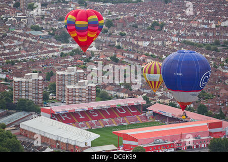 Bristol, Regno Unito. Il 10 agosto 2013. Decine di mongolfiere conquista il cielo sopra Bristol durante una salita di massa al trentacinquesimo Bristol International Balloon Fiesta. Quasi mezzo milione di persone assisteranno i quattro giorni del festival che attira il palloncino equipaggi provenienti da tutto il mondo. 10 agosto 2013 Credit: Adam Gasson/Alamy Live News Foto Stock