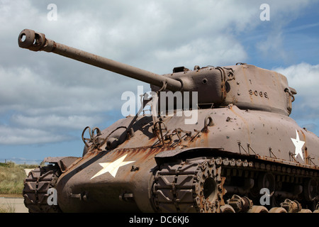 Abbandonato Sherman serbatoio vicino al memorial a Utah Beach, Normandia, Francia Foto Stock