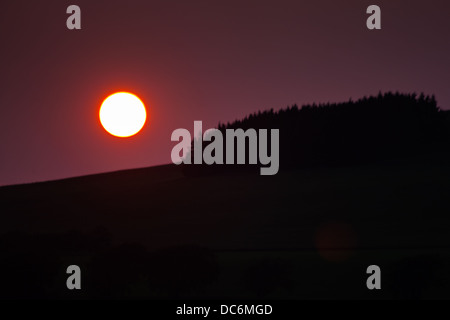 Tramonto, preso dalla A702 Edinburgh Road, Scozia, vicino a Biggar e Edinburgh Foto Stock