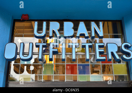 Urban Outfitters fashion store in Earlham Street, il Seven Dials di Covent Garden di Londra, Regno Unito. Foto Stock