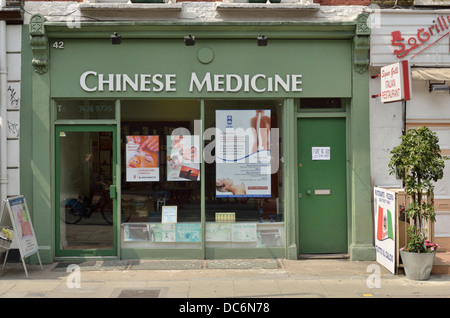 La medicina cinese centro in Goodge Street, Fitzrovia, Londra, Regno Unito. Foto Stock