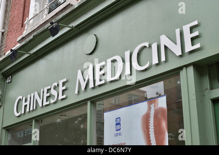 Shop segno al di fuori della medicina cinese centro in Goodge Street, Fitzrovia, Londra, Regno Unito. Foto Stock