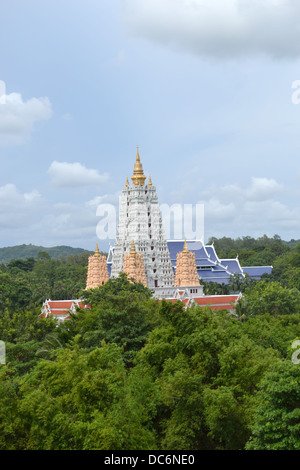 Stucca principale chedi del Wat yangsangawaram come visto da Viharnra sien Pattaya Foto Stock