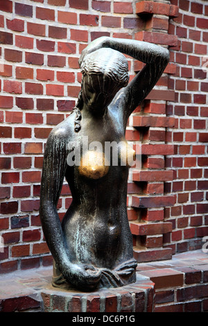Boettcherstrasse, Hoetger-Hof, Bronze-Skulpture da Berhard Hoetger, Abend-Jugend-Daemmerung, Brema, Germania Foto Stock