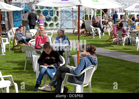 Edimburgo, 10 agosto 2013, giorno di apertura del trentesimo Edinburgh International Book Festival 2013 Foto Stock