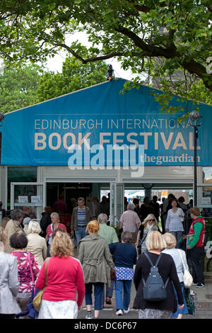 Edimburgo, 10 agosto 2013, giorno di apertura del trentesimo Edinburgh International Book Festival 2013 Foto Stock