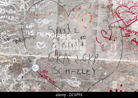 Oscar Wilde grave - tomba nel cimitero di Père Lachaise - progettato da Jacob Epstein. Ora racchiusi per proteggerlo da graffiti. Foto Stock