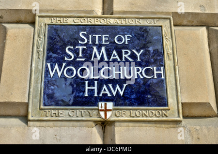 Targa blu segna il sito della chiesa di Saint Mary Woolchurch Haw, Mansion House, London, Regno Unito Foto Stock