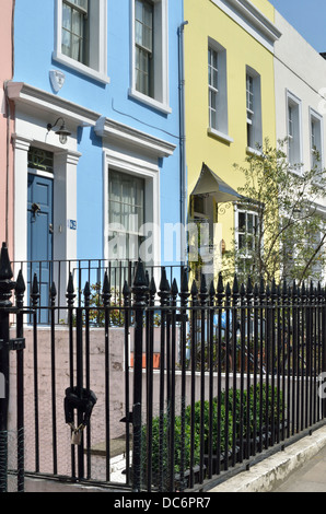 Colorate case a schiera in Campden Hill Road W8, Notting Hill, Londra, Regno Unito. Foto Stock