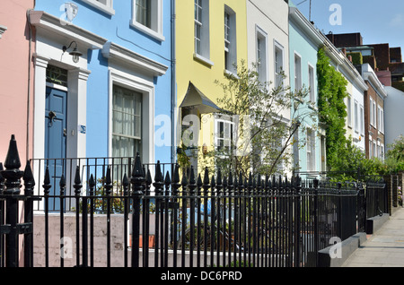 Colorate case a schiera in Campden Hill Road W8, Notting Hill, Londra, Regno Unito. Foto Stock