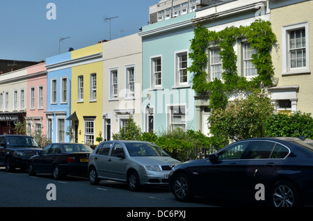 Colorate case a schiera in Campden Hill Road W8, Notting Hill, Londra, Regno Unito. Foto Stock