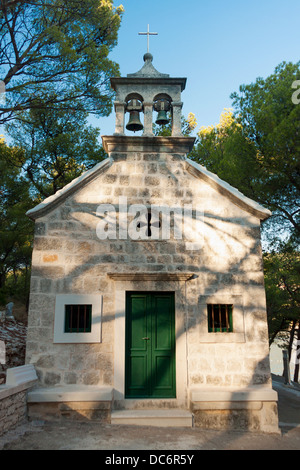 Piccola chiesa di pietra in Pučišća, Croazia Foto Stock