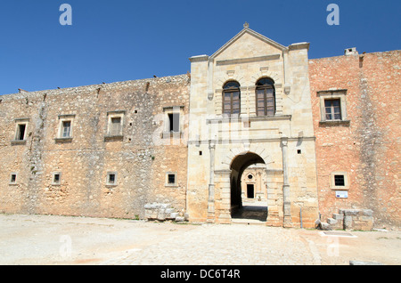 Cancello a ovest (Klaustra) del monastero di Arkadi. Costruire nel 1870 AD per sostituire la porta Vecchia risalente al 1693, che è stato distrutto durante l'attacco turco nel 1866. - Crete, Grecia Foto Stock