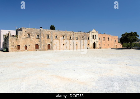 Cancello a ovest (Klaustra) del monastero di Arkadi. Costruire nel 1870 AD per sostituire la porta Vecchia risalente al 1693, che è stato distrutto durante l'attacco turco nel 1866. - Crete, Grecia Foto Stock