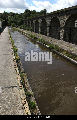 Barca blu sul acquedotto Chirk Foto Stock