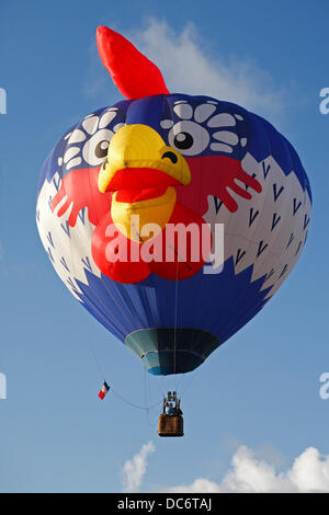Bristol, Regno Unito.9 agosto 2013. Varie palloncini sagomati essendo gonfiato alla 35a Bristol Balloon Fiesta Credito: Keithlarby/Alamy Live news Foto Stock
