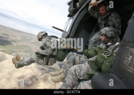 I soldati USA paracadute da un UH-60 Black Hawk elicottero Maggio 23, 2013 oltre malamute nella zona di caduta sulla giunzione base Elmendorf-Richardson, Alaska. Foto Stock