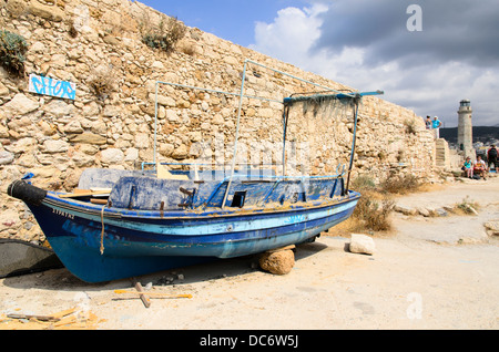 Vecchia barca naufragata nel porto veneziano in Rethymnon - Crete, Grecia Foto Stock