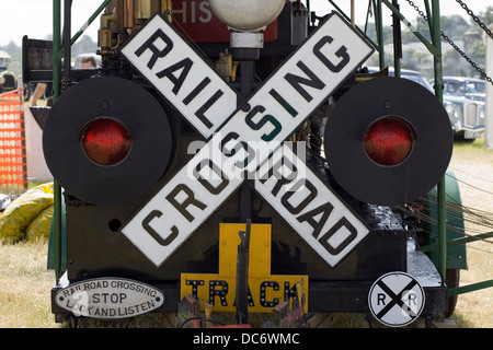 La trazione del motore a vapore con Rail Road attraversando i segni sul retro Foto Stock