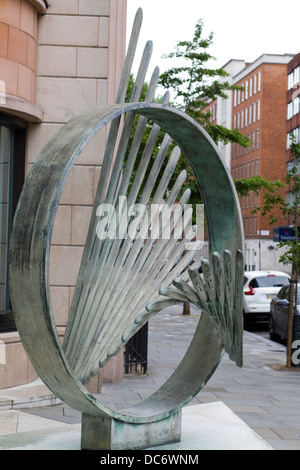 Statua in bronzo al di fuori della BNP Paribas House London Inghilterra England Foto Stock