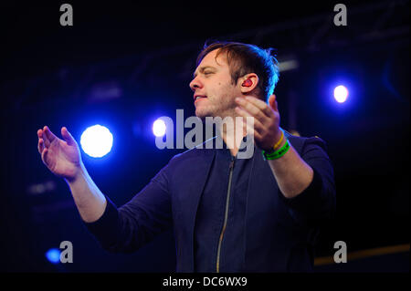 Newquay, Regno Unito. 09Aug, 2013. Tutto tutto front man Jonathan bosone di Higgs canta come la band suonare la principale tappa del giorno tre di Boardmasters Festival a Watergate Bay. Boardmasters è un annuale Surf, BMX, skateboard e Music Festival che si tiene in 5 giorni su due siti in Newquay, Cornwall. Credito: Azione Sport Plus/Alamy Live News Foto Stock