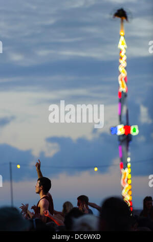 Newquay, Regno Unito. 09Aug, 2013. Uno spettatore alza il braccio come tutto tutto riprodurre il palco principale al giorno tre di Boardmasters Festival a Watergate Bay. Boardmasters è un annuale Surf, BMX, skateboard e Music Festival che si tiene in 5 giorni su due siti in Newquay, Cornwall. Credito: Azione Sport Plus/Alamy Live News Foto Stock