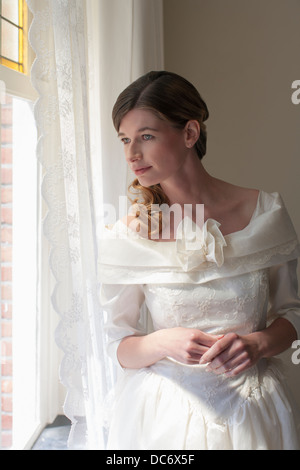 Sposa a guardare fuori dalla finestra Foto Stock