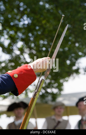 Rievocazione storica della guerra civile americana soldato francese il caricamento di Charleville 1766 moschetto fucile con attacco a baionetta Foto Stock
