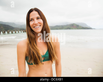 Stati Uniti d'America, Hawaii, Kauai, Ritratto di giovane donna in costume da bagno Foto Stock