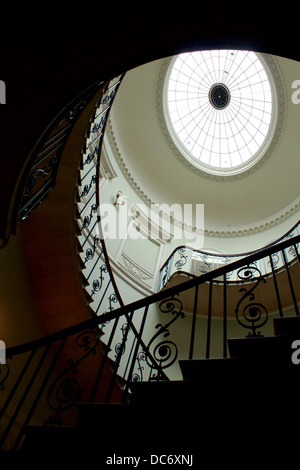 Rotunda Nelson di scale e timbro scala al Somerset House cercando fino al tetto progettato da Sir William Chambers Foto Stock