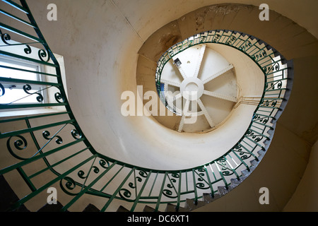 Interno della luce ad alta torre costruita nel 1901 il quarto Dungeness Lighthouse Dungeness Kent REGNO UNITO Foto Stock