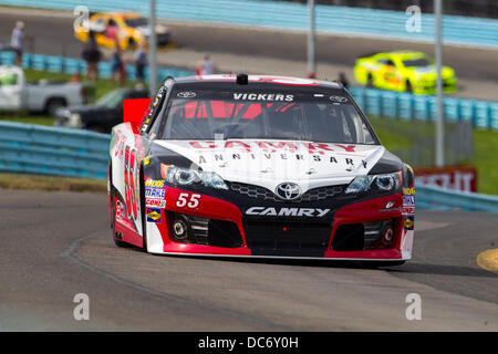 Watkins Glen, NY, STATI UNITI D'AMERICA. Il 9 agosto, 2013. Watkins Glen, NY - Agosto 09, 2013: Brian Vickers (55) rotoli attraverso il esses durante una sessione di prove libere per il Cheez-It 355 al Glen gara a Watkins Glen Inernational in Watkins Glen, NY. Credito: csm/Alamy Live News Foto Stock