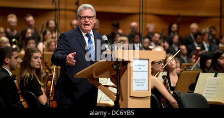 Il Presidente tedesco Joachim Gauck dà un discorso davanti al Presidente della Repubblica federale tedesca di un concerto benefico presso il Schleswig-Holstein il Festival di musica di Lubecca, Germania, 09 agosto 2013. Foto: SVEN HOPPE Foto Stock