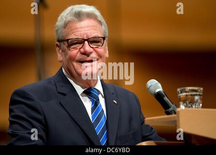 Il Presidente tedesco Joachim Gauck dà un discorso davanti al Presidente della Repubblica federale tedesca di un concerto benefico presso il Schleswig-Holstein il Festival di musica di Lubecca, Germania, 09 agosto 2013. Foto: SVEN HOPPE Foto Stock