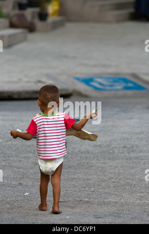 Ragazzi piccoli accattonaggio in Makati City in Metro Manila, Filippine Foto Stock