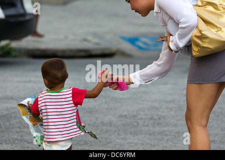 Ragazzi piccoli accattonaggio in Makati City in Metro Manila, Filippine Foto Stock