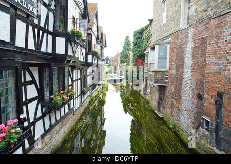 La vecchia casa di tessitori con il fiume Stour accanto a St Peters Street Canterbury Kent REGNO UNITO Foto Stock