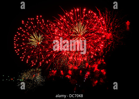 Bristol Balloon Fiesta. Fuochi d'artificio Nightglow performance musicale la sera del primo giorno della fiesta Foto Stock