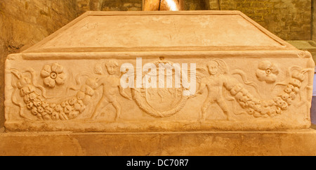 PALERMO - Aprile 8: sollievo da una delle tombe medievali in Cattedrale il 8 aprile 2013 a Palermo, Italia. Foto Stock