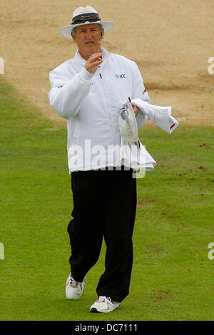 Chester Le Street, Regno Unito. 10 Ago, 2013. arbitro Tony Hill durante il giorno due delle ceneri Investec 4 test match a Emirates Riverside Stadium, il 10 agosto 2013 a Londra, Inghilterra. Credito: Mitchell Gunn/ESPA/Alamy Live News Foto Stock