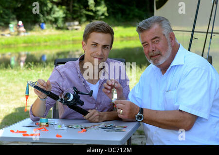 Esclusivo - Olandese Harry presentor Wijnvoord (R) e n-tv newscaster Christoph Hoffmann la posa al 'Angelparadies Zwillbrock' (lit: paradiso della pesca Zwillbrock) in Vreden-Zwillbrock, Germania, 18 luglio 2013. Gli appassionati di pesca Harry Wijnvoord ha trascorso la giornata a insegnare ai giovani newscaster Christoph Hoffmann La secerne per la pesca sportiva. Foto. HORST OSSINGER Foto Stock