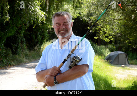 Esclusivo - Olandese Harry presentor Wijnvoord (R) e n-tv newscaster Christoph Hoffmann la posa al 'Angelparadies Zwillbrock' (lit: paradiso della pesca Zwillbrock) in Vreden-Zwillbrock, Germania, 18 luglio 2013. Foto: HORST OSSINGER Foto Stock