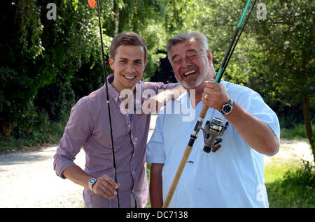 Esclusivo - Olandese Harry presentor Wijnvoord (R) e n-tv newscaster Christoph Hoffmann la posa al 'Angelparadies Zwillbrock' (lit: paradiso della pesca Zwillbrock) in Vreden-Zwillbrock, Germania, 18 luglio 2013. Gli appassionati di pesca Harry Wijnvoord ha trascorso la giornata a insegnare ai giovani newscaster Christoph Hoffmann La secerne per la pesca sportiva. Foto. HORST OSSINGER Foto Stock