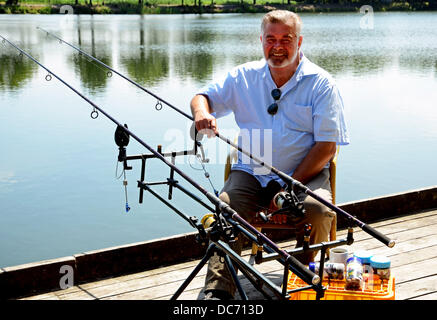 Esclusivo - Olandese Harry presentor Wijnvoord (R) e n-tv newscaster Christoph Hoffmann la posa al 'Angelparadies Zwillbrock' (lit: paradiso della pesca Zwillbrock) in Vreden-Zwillbrock, Germania, 18 luglio 2013. Foto: HORST OSSINGER Foto Stock