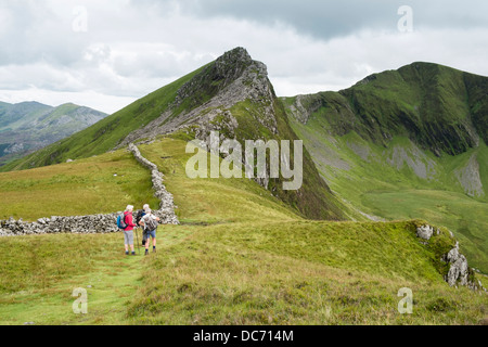 Walkers su Y Garn camminando verso Mynydd Drws-y-coed sulla cresta Nantlle camminare nelle montagne di Snowdonia Gwynedd North Wales UK Foto Stock