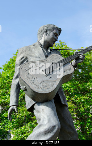Tennessee Memphis. Il centro di Memphis, statua di Elvis in Elvis Presley Plaza. Foto Stock