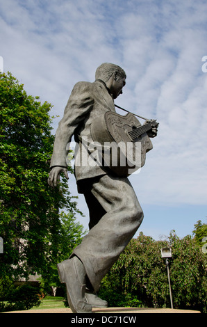 Tennessee Memphis. Il centro di Memphis, statua di Elvis in Elvis Presley Plaza. Foto Stock