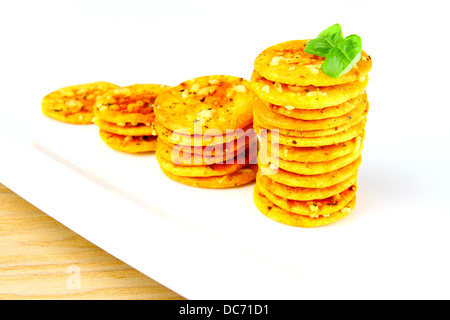 Pizza crackers con basilico come stock market concetto, close up Foto Stock